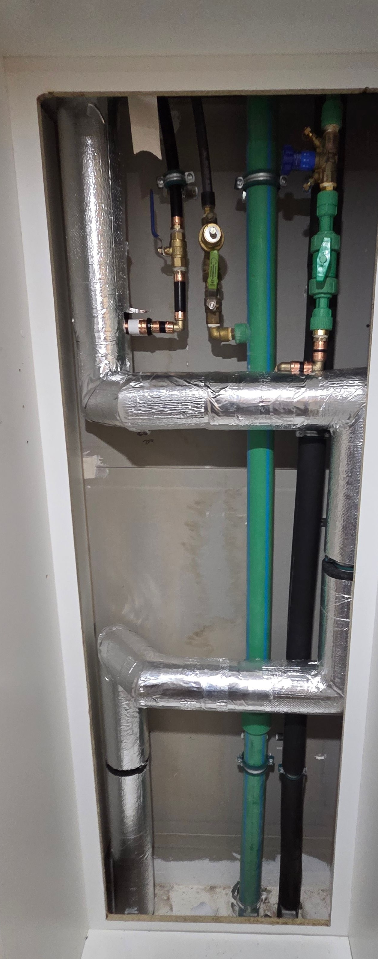 The same Adagio service cupboard after the hot-water pipe was insulated